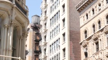 New York City Broadway, Manhattan şehir merkezi klasik bina köşe mimarisi. Şehir dışındaki konutlar. ABD 'de gayrimenkul. Tipik tuğla cephesi. Çatıdaki su kulesi, çatıdaki tank..