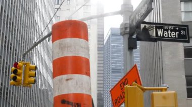 New York Su Sokağı 'nda buhar sızıntısı, turuncu buhar borusu yığını. Pipo dumanı. Con Edisons Buhar Operasyonları Sistemi, Manhattan şehir merkezi finans bölgesi mimarisi. Trafik ışığı