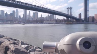 New York City Manhattan Köprüsü gözcüsü, kule görüntüleme dürbünü, Brooklyn, Dumbo, ABD. Şehir merkezinde rıhtım manzarası, finansal bölge gökdeleninin silüeti. Riverfront turizm güvertesi, East River.