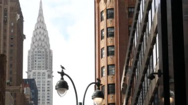 New York City Manhattan Midtown mimarisi. 42 caddedeki Chrysler binası, ABD 'deki gökdelen. Amerikan şehir manzarası, New York Kulesi, Birleşik Devletler. Lex Lexington Bulvarı. Fener, güvercin kuşları