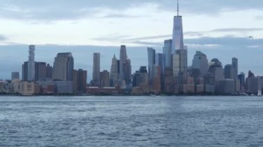 New York City rıhtımı, Manhattan şehir merkezi finans bölgesi, Dünya Ticaret Merkezi binası, nehir manzaralı gökdelenler. A iskelesinden, Hoboken, New Jersey. Birleşik Devletler mimarisi. Hudson Nehri