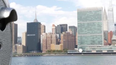 New York şehri kıyısı silueti, Manhattan şehir merkezi binaları, nehir kıyısındaki gökdelenler, doğu nehri suyu. Rıhtım manzarası, kule manzarası, Gantry Plaza. Long Island, Queens 'te. ABD Turizmi.