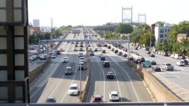 Astoria 'daki Triborough Köprüsü, Robert F. Kennedy Köprüsü, New York. Ditmars Steinway, NYC, ABD yakınlarındaki Queens 'teki metro istasyonundan gelen çoklu şerit taşıma otoyolu..