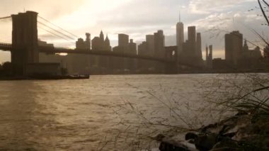 Brooklyn Köprüsü, yağmurlu sisli bir gün. New York City Manhattan şehir merkezi gökyüzü mimarisi, finans bölgesi şehir manzarası, Birleşik Devletler. Dünya Ticaret Merkezi gökdeleni. Dumbo, ABD 'deki Sonbahar Çakıl Sahili.