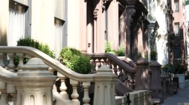 New York City konak binası, Brooklyn Heights yerleşim bölgesi, ABD. Brownstone şehir mimarisi, bağlı ev. Amerika Birleşik Devletleri emlak, Amerikan mülkü, New York 'ta apartmanlar ve evler.