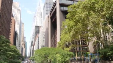 New York Manhattan Midtown mimarisi. Chrysler binası, ikonik gökdelen, 42 sokak, ABD. Amerikan şehir manzarası, ünlü NYC kulesi, Birleşik Devletler. Tudor City Köprüsü 'nden. Ağaçlar