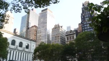 New York, Manhattan Midtown Bryant Parkı 42 sokak ve 5. Cadde köşesi, Birleşik Devletler. Amerika 'da NYC' nin simgesi. Parkın bahçesinde ağaçlar yeşillik. Binalar.