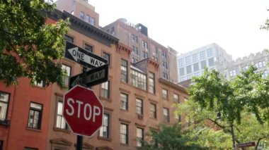 New York tek yönlü kavşak, Stuyvesant caddesi tek yönlü ok. Manhattan Midtown konut mimarisi, Birleşik Devletler gayrimenkul. Kırmızı tuğla ev duvarı, kırmızı yol tabelası.