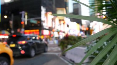 New York City Times Meydanı, Manhattan Midtown Broadway Caddesi, ABD. Amerikan NYC sarı taksi, şehir trafiği. - İnsanlar. Reklam tabelaları, ticari reklamlar, parlayan reklam panoları..