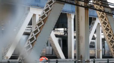 New York City Manhattan Köprüsü 'nden Brooklyn Dumbo' ya. Yaya yolundan gelen Amerikan metro treni. Birleşik Devletler demiryolu taşımacılığı. ABD 'de demiryolu trafiği ve mimarisi.