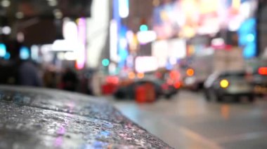 New York City Times Meydanı, Manhattan Midtown Broadway Caddesi, ABD. Amerikan NYC şehir hayatı. Sonbahar yağmurlu günlerinde ıslak yol, trafik kapalı. Yayalar, sarı taksiler. Reklam panoları