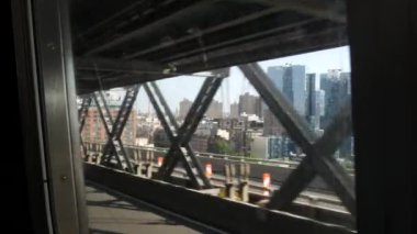New York metro treni, Williamsburg Köprüsü. Kirli pencereden kamerayı sallamak. Manhattan metro ulaşımı, metropol trafiği. Yolcu yükseltilmiş demiryolu. İkamet bölgesi, Midtown, NYC.