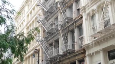 Broadway caddesi yakınlarındaki New York City Manhattan Soho moda bölgesi. Amerikan şehir binası cephesi, eski klasik Amerikan mimarisi. New York, Amerika 'dan alışveriş. İş ve konut mülkleri.