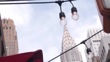 New York City Manhattan Midtown 42 sokak mimarisi. Chrysler binası, ABD 'de ikonik gökdelen. Amerikan şehir manzarası, ünlü NYC kulesi, Lexington Bulvarı, ABD. Düşük açı.