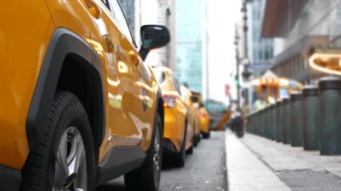 New York Şehri Grand Central Terminal İstasyonu, 42. Sokak. Manhattan Midtown 'da. Sarı taksi durağı, Pershing Square, NYC, ABD 'de araba nakliyesi. Amerikan şehir trafiği, yayalar.