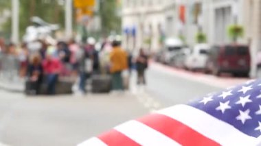 New York City Suçlama Boğa, Wall Street Borsa sembolü ABD. Aşağı Manhattan Merkez Finans Bölgesi, Birleşik Devletler. Broadway caddesinde Amerikan Bayrağı. Odaklanamayan turistler. Yer imi.