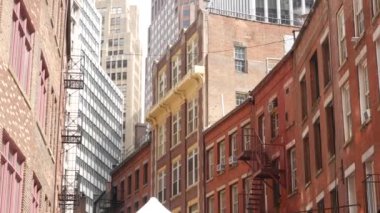 New York City klasik bina mimarisi. Evin dış cephesi. ABD 'de gayrimenkul. Tipik kırmızı tuğla cephesi. Manhattan şehir merkezi finans bölgesi, Stone Caddesi. Yangın merdiveni.