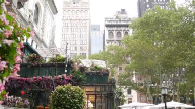 New York, Manhattan Midtown Bryant Parkı 42 sokak ve 5. Cadde köşesi, Birleşik Devletler. Amerika 'da NYC' nin simgesi. Yazlık kafeterya, bahçe çiçekleri ve binalar..