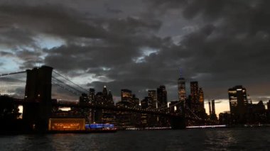 Brooklyn Köprüsü, New York City Manhattan şehir merkezi silueti, Birleşik Devletler. Waterfront Pebble Beach, Dumbo, ABD 'de atlı karınca. Dramatik alacakaranlık. Akşam veya gece gökyüzü. Dünya Ticaret Merkezi.