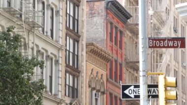 Broadway sokak tabelası, Manhattan şehir merkezi mülkü, kırmızı tuğlalı ev mimarisi, New York City emlak. Trafik işaretleri tek yönlü. Bayanlar Miles tarihi bölgesi, Birleşik Devletler.