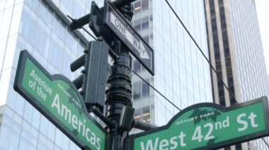 New York City kavşağı, 42 sokak kavşağı tabelası. 6. Cadde, Amerika Bulvarı, Midtown İş Bölgesi, New York, Bryant Park. Yükselen gökdelen mimarisi, tek yönlü metin yol işareti.