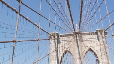 Brooklyn Köprüsü 'nden Manhattan' a, kablolar ve mavi gökyüzü. New York 'un simgesel sembolü, ABD' nin seyahat hedefi. Amerika Birleşik Devletleri 'nin mimarisi, turist simgesi. Ünlü kablolu yayın köprüsü.