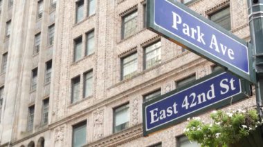 New York City Grand Central Terminali, 42 sokak, Park Avenue, Pershing Square mimarisi. Şehir merkezi, demiryolu ulaşımı. NYC kavşağı, Doğu 42. köşe, kavşak tabelası.