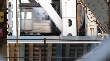 New York City Manhattan Köprüsü 'nden Brooklyn Dumbo' ya. Yaya yolundan gelen Amerikan metro treni. Birleşik Devletler demiryolu taşımacılığı. ABD 'de demiryolu trafiği ve mimarisi.