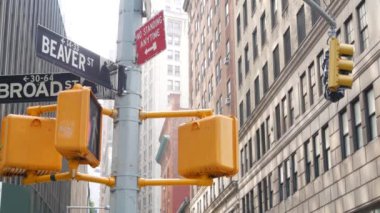 New York, Birleşik Devletler. Manhattan Merkez Finans Bölgesi. Amerikan Wall Street. Broad and Beaver köşe tabelası. Borsa, ABD Borsası. Kavşakta trafik ışığı var..
