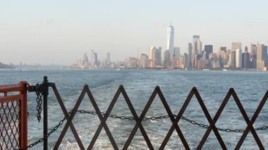 New York City feribottan Staten Island 'a ufuk çizgisi. Manhattan şehir merkezinde. Feribottan Dünya Ticaret Merkezi gökdelenine. Nehir kıyısı günbatımı manzarası, nehir kenarındaki binalar, Fidi, ABD