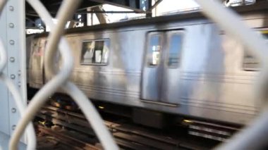 New York City Manhattan Köprüsü 'nden Brooklyn Dumbo' ya. Yaya yolundan gelen Amerikan metro treni. Birleşik Devletler demiryolu taşımacılığı. ABD 'de demiryolu trafiği ve mimarisi.