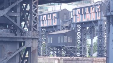 New York City Gantry Plaza rıhtımı, Long Island tabelası, Hunters Point, Queens, ABD. Endüstriyel rıhtım demirden yapılma tarihi tarihi nehir kenarı kenti, Manhattan 'ın karşısındaki East River.