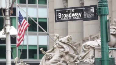 Broadway sokak tabelası, Manhattan şehir merkezi finans bölgesi mimarisi, New York. Trafik levhası. Amerikan bayrağı Alexander Hamilton U.S. Özel Ev, 1907 'de dikildi. Kahramanlar Kanyonu.