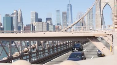 Arabalar Brooklyn Köprüsü 'nden Dumbo' ya. New York City Manhattan şehir merkezi silueti, finans bölgesi şehir manzarası. Dünya Ticaret Merkezi, Dünya Ticaret Merkezi gökdeleni. Yol trafiği ve mimari. İkonik simge, ABD seyahati