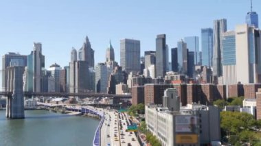 Manhattan Köprüsü 'nden Brooklyn Köprüsü. New York City şehir merkezi, finans bölgesi şehir merkezi, Dünya Ticaret Merkezi. FDR Drive karayolu üzerindeki taşımacılık trafiği, Doğu Nehri suyu, ABD.