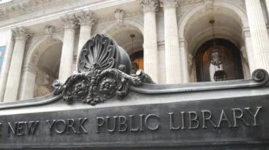 New York, Manhattan şehir merkezi Bryant Parkı. Halk kütüphanesi mimarisi, 42 sokak ve 5. Cadde köşesi, Birleşik Devletler. Amerika 'da NYC' nin simgesi. Dış görünüş ve imza.