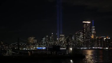 11 Eylül Anma Günü 'nde Manhattan, Light' tan Doğu Nehri 'ne övgü. Feribottan New York 'a. Dünya Ticaret Merkezi. 11 Eylül Anıtı. Amerika Birleşik Devletleri 'nin gökyüzünde iki kiriş