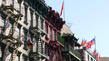 New York, Birleşik Devletler. Manhattan Chinatown Mott Caddesi, Çin etnik bölge binaları mimarisi, ABD. Küçük Çin 'deki Amerikan kırmızı tuğlalı evi. New York 'ta yangın merdiveni. Bağlı evler