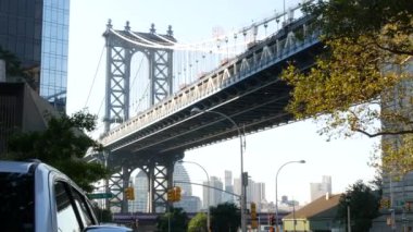 Manhattan Köprüsü 'nden Brooklyn Dumbo' ya. New York 'un sembolü, Amerika' nın seyahat yeri. Amerika Birleşik Devletleri 'nin mimarisi, turist simgesi. Manhattan 'daki Two Bridges bölgesinden telgraflı köprü..