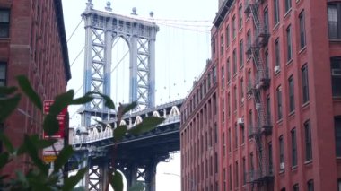 Dumbo, Brooklyn 'deki New York City Manhattan Köprüsü. Washington Caddesi 'nde Water Caddesi' nin yanındaki kırmızı tuğladan bina. Klasik NYC endüstriyel mimarisi. İkonik Birleşik Devletler turizm simgesi. ABD 'ye Seyahat.