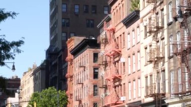 New York City klasik bina mimarisi, Manhattan, ABD. Şehir dışındaki konutlar. Birleşik Devletler 'de gayrimenkul. Tipik kırmızı tuğla cephesi. Yangın çıkışı, acil merdiven çıkışı..