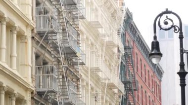 Broadway caddesi yakınlarındaki New York City Manhattan Soho moda bölgesi. Amerikan şehir binası cephesi, eski klasik Amerikan mimarisi. New York, Amerika 'dan alışveriş. İş ve konut mülkleri.