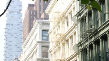 Broadway caddesi yakınlarındaki New York City Manhattan Soho moda bölgesi. Amerikan şehir binası cephesi, eski klasik Amerikan mimarisi. New York, Amerika 'dan alışveriş. İş ve konut mülkleri.