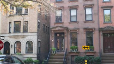 New York City konak binası, Brooklyn Heights yerleşim bölgesi, ABD. Brownstone şehir mimarisi, bağlı ev. Amerika Birleşik Devletleri emlak, Amerikan mülkü, New York 'ta apartmanlar ve evler.