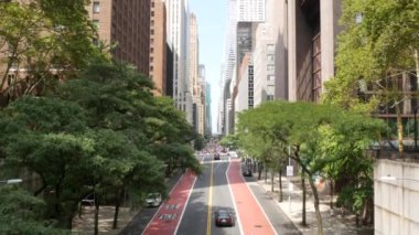 New York Manhattan Midtown mimarisi. Chrysler binası, ikonik gökdelen, 42 sokak, ABD. Amerikan şehir manzarası, ünlü NYC kulesi, Birleşik Devletler. Tudor City Köprüsü 'nden. Ağaçlar