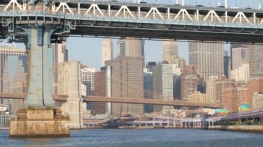 New York City Manhattan Köprüsü 'nden Brooklyn' e. Rıhtım şehir merkezi, 35. İskeleden ABD finans bölgesi gökdelenleri. Doğu nehri ikonik manzarası, sabah gün batımı. Nehir kenarı mimarisi.