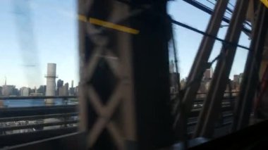 New York City Queensboro köprüsü Manhattan 'dan Queens' e. Sallanan kamera, kirli otobüs penceresi. Şehir merkezi toplu taşıma trafiği. Amerika Birleşik Devletleri sokak hayatı. Tek Dünya Merkezi, Empire State Binası.