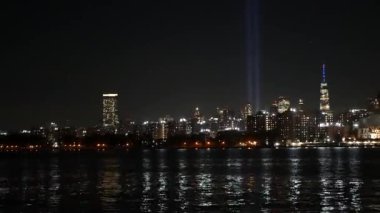 11 Eylül Anma Günü 'nde Manhattan, Light' tan Doğu Nehri 'ne övgü. Feribottan New York 'a. Dünya Ticaret Merkezi. 11 Eylül Anıtı. Amerika Birleşik Devletleri 'nin gökyüzünde iki kiriş