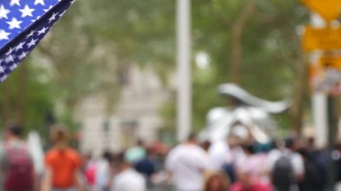 New York City Suçlama Boğa, Wall Street Borsa sembolü ABD. Aşağı Manhattan Merkez Finans Bölgesi, Birleşik Devletler. Broadway caddesinde Amerikan Bayrağı. Odaklanamayan turistler. Yer imi.