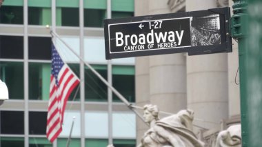 Broadway sokak tabelası, Manhattan şehir merkezi finans bölgesi mimarisi, New York. Trafik levhası. Amerikan bayrağı Alexander Hamilton U.S. Özel Ev, 1907 'de dikildi. Kahramanlar Kanyonu.